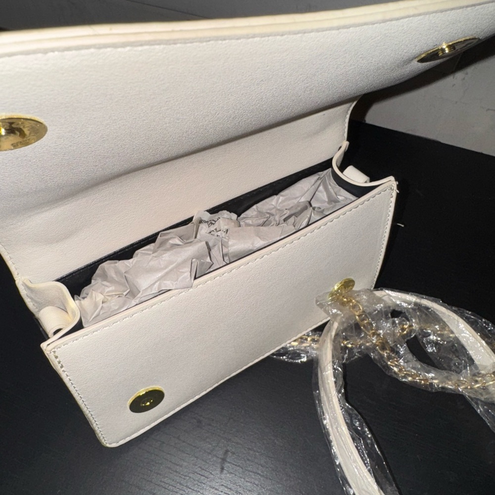 Elegant Tan and White Woven Handbag - Picture 5 of 5